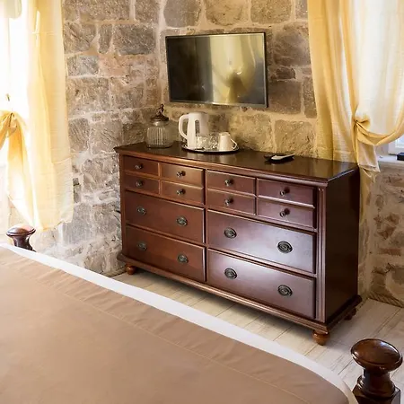 فندق Pietra Rossa 4*