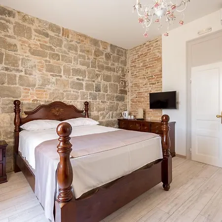 Pietra Rossa 4* スプリト